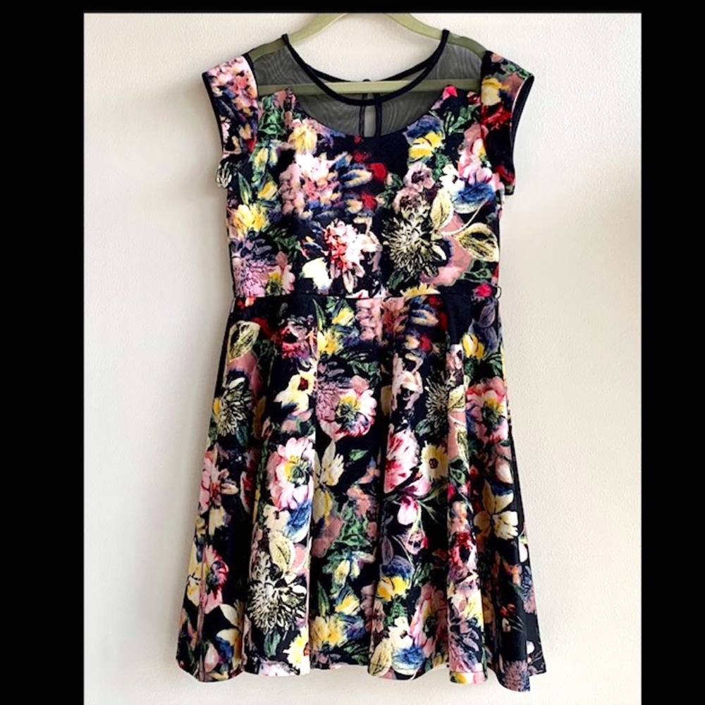 Pippa & Julie Girls black floral quilted cap sleeve dress SIZE 8
